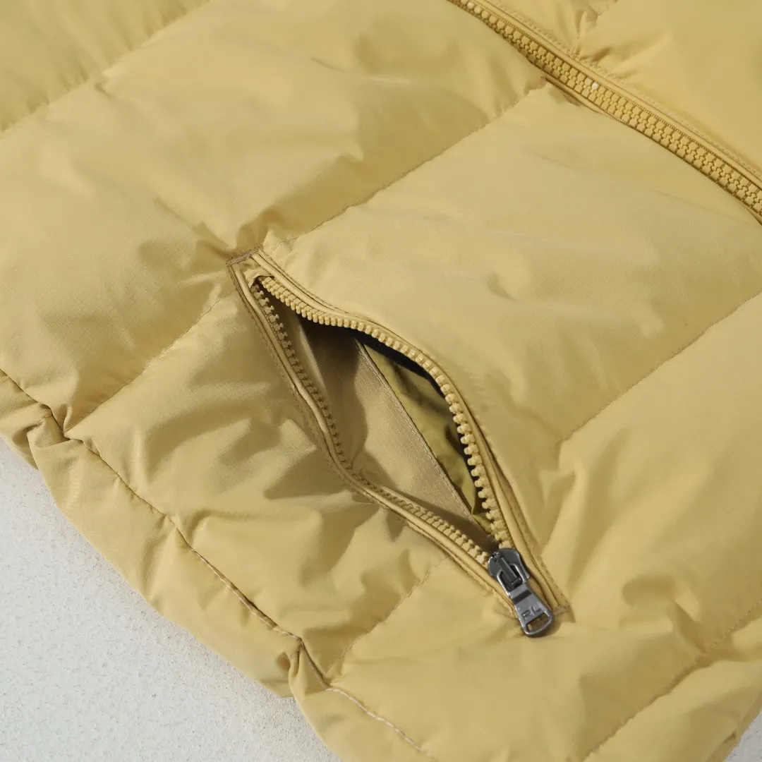 P660 #R54 Ralph Lauren/Ralph Lauren hooded down jacket (top quality, feel free to compare), using imported Barudan embroidery machine, carefully crafted with thousands of needles electric embroidery technology. Imported No. 7 needles and special embroidery thread ensure that every letter of the polo logo is full, three-dimensional and clear, creating the "most expensive embroidery logo" that can be called a work of art. Top-notch velvet core, luxurious warmth. Filled with national standard 80% high-quality white duck down, bringing excellent thermal insulation performance. At the same time, it is lightweight and can quickly regain its fluffiness after compression, bringing you a warm embrace without burden and resisting the harsh winter. Technical fabrics, no fear of wind and snow •Long-lasting fluffy and shape-retaining: High-quality filling ensures that the down jacket is not easy to stiffen and keeps you warm for a long time. •Strict anti-velvet technology: Using 400T gall fabric with pinhole retraction technology, it fundamentally eliminates the phenomenon of velvet leakage and makes wearing more secure. •All-round protective experience: Windproof and waterproof matte fabric, combined with an adjustable hem with a built-in drawstring buckle, can effectively lock in temperature and cold, and cope with changeable weather. Perfect details, creating a classic •Original electroplated YK zipper, smooth and durable, with brand texture highlighted in every detail. •Detachable hood design, one garment can be worn multiple times to meet different occasions and outfit needs. •Original hangtag and washed label, quality guaranteed. Five colors come together for couples to enjoy together: black is cool, beige is gentle, navy is calm, khaki is retro, and green is fresh. Available in five colors, the same style for men and women, it can be worn perfectly as a couple's outfit or a personalized item, becoming an indispensable fashion equipment on the streets in winter. Color: black, khaki, navy blue, army green, beige Size: S M L 66 67